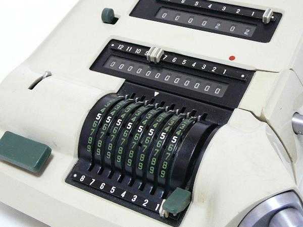 Pilot P-3 Japanese Portable Mechanical Calculator Pilot Business Machine Co.